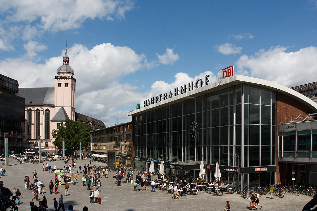 Blick auf den Bahnhofsvorplatz Hauptbahnhof Kln am 07.08.2011