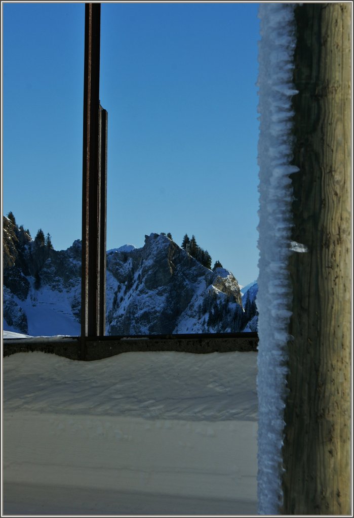 Blick auf die Berge durch die Lawinengalerie
(12.01.2012)