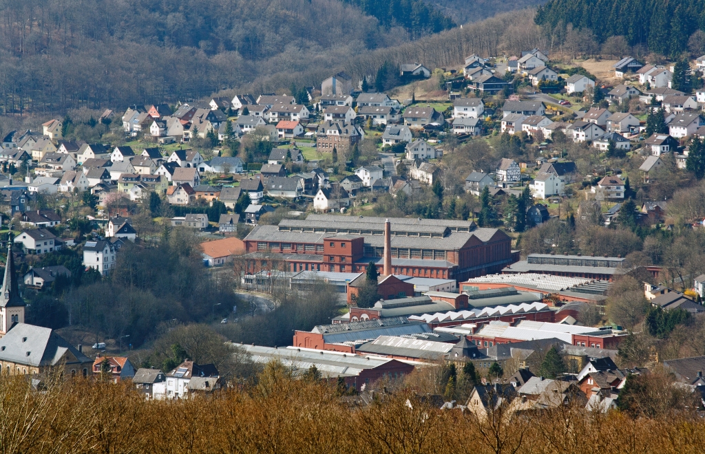 Blick auf die ehemalige Lokomotivfabrik Arnold Jung  Jungenthal, hier am 01.04.2012 vom Otto-Turm bei Kirchen-Heckersdorf. Die Produktion wurde am 30. September 1993 aufgegeben, das Werk geschlossen. Die letzte Lok (Nr. 12 143) wurde 1987 gebaut, eine Pressluftgubenlok Pz 45. Insgesamt wurden mehr als 12.000 Lokomotiven gefertigt – unter anderem 1959 mit der 23 105 die letzte berhaupt an die DB gelieferte Neubaudampflok.