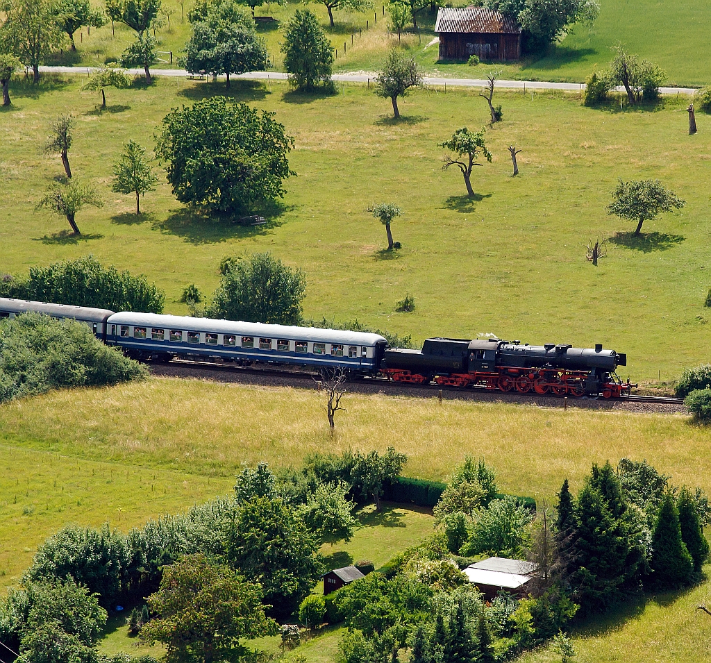 
Blick von der Burg Königstein/Taunus am 16.06.2011: Die 52 4867 der Historische Eisenbahn Frankfurt (HEF) kommt mit Sonderzug von Frankfurt-Höchst und ist schon hinter Kelkheim, nun fährt sie hinauf nach Königstein/Taunus. Hier war am Pfingsten 2011 Bahnhofsfest.