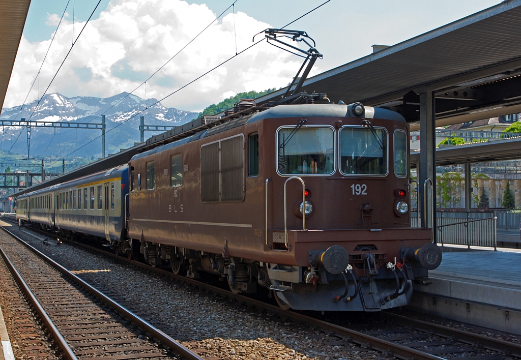 BLS Re 4/4 - 192  Spiez  (Re 425) mit einem Regionalzug im Bahnhof Spiez am 28.05.2012. 
Die Loks ist aus der letzten Bauserie und wurde 1982 bei SLM unter der Fabriknummer 5224 gebaut. 
Die Lok haben die Achsformel Bo'Bo' und haben eine Lnge ber Puffer von 15.470 mm, ein Eigengewicht von 80 t, die Leistung von 4980 kW (6770 PS) bringt sie auf eine Hchsgeschwindigkeit von 140 km/h.