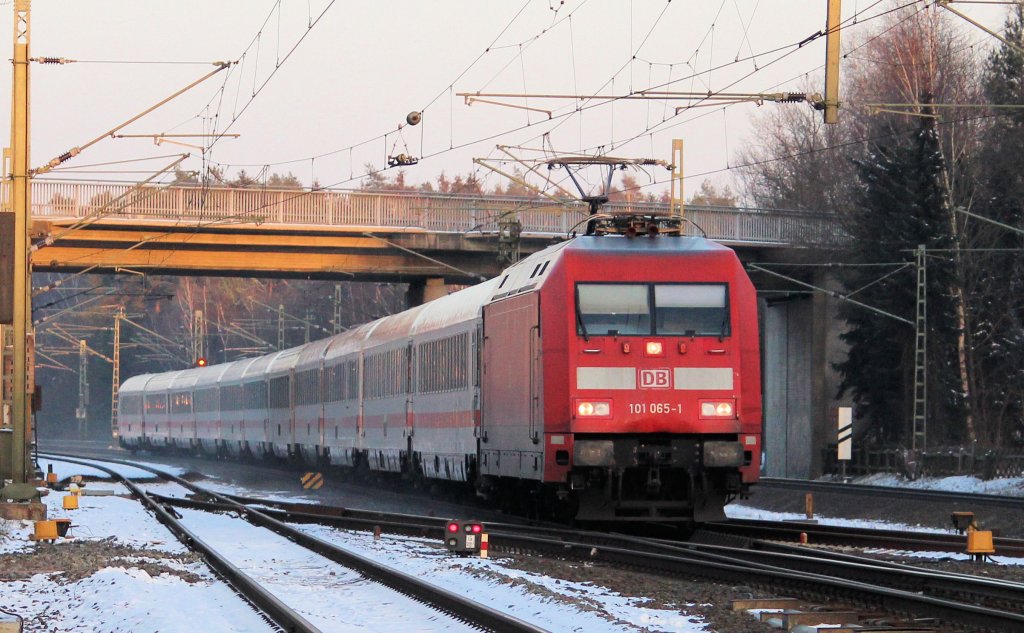 BR 101 065-1 mit ihren IC auf den Weg nach Bremen. Aufgenommen im Bf Lauenbrück am 30.01.2012