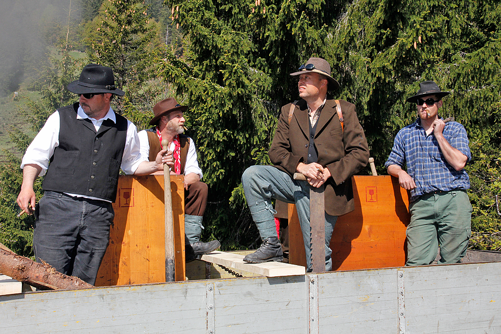 BRB-Crew in historischem Tenue auf dem Weg zum Schneebruch. Fotohalt in Planalp, wo auch 1000 l Wasser getankt werden. 24. Mai 2012