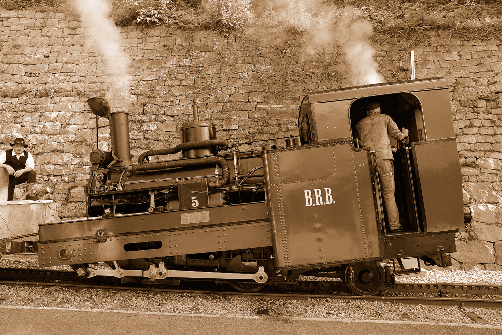 BRB Lok 5 in Brienz startklar fr Schneebruch, Bild historisierend in Sepia. 24. Mai 2012