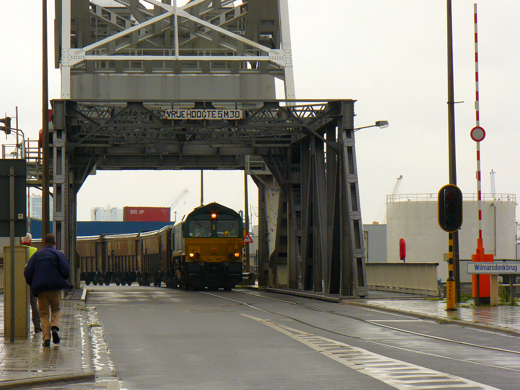 Crossrail Class 66 mit G�terzug Wilmarsdonkbrug, Antwerpen 12-08-2011.