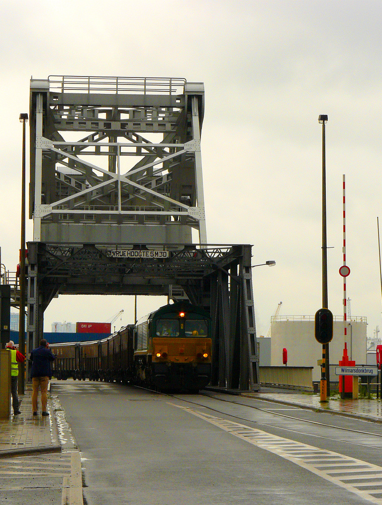 Crossrail Class 66 mit G�terzug Wilmarsdonkbrug, Antwerpen 12-08-2011.