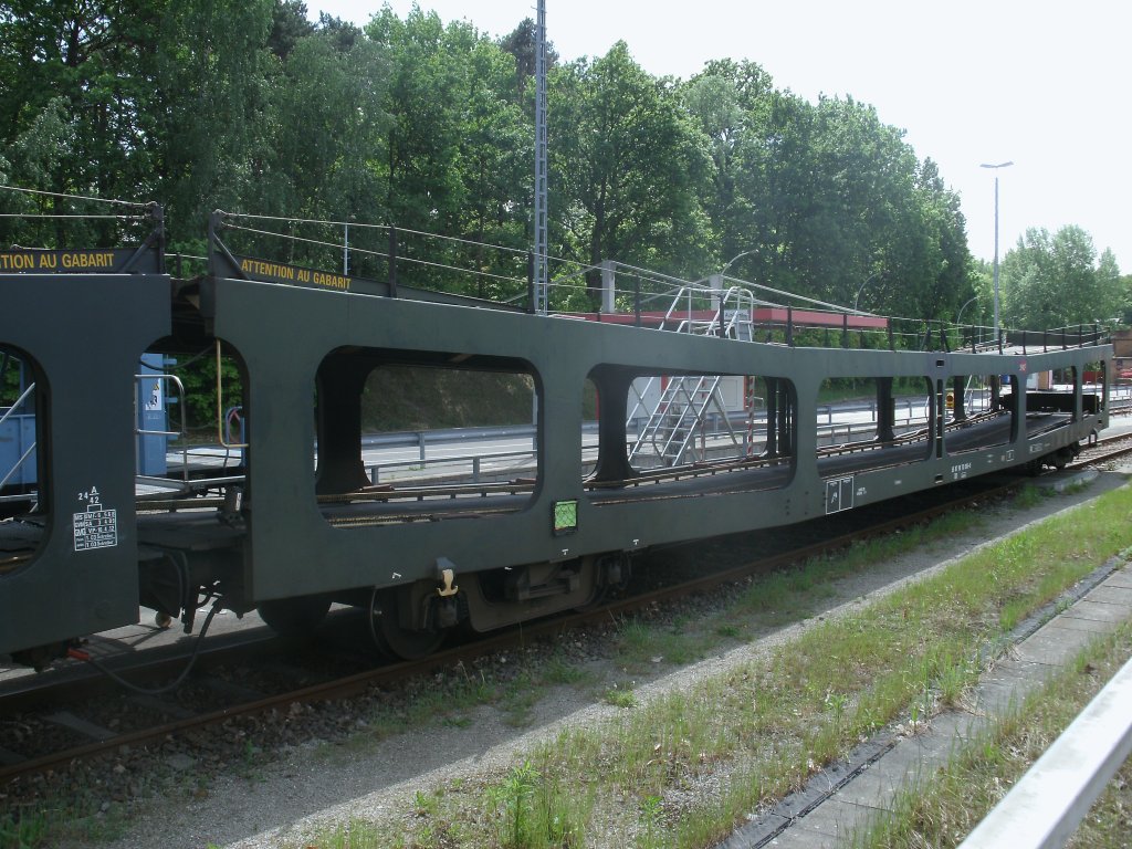 Da vom Bahnhof Berlin Wannsee auch Autoz�ge nach Frankreich fahren,stand dort,am 12.Mai 2012,dieser franz�ssische Autotransportwagen DD 65 87 98 70 103-8.