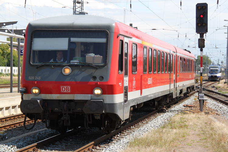 da die  bayrischen Kollegen von DB-Regio wohl genung 628er hatten haben sie mal eben schnell 628 245-2 an die Ostseekste nach Mecklenburg-Vorpommern geschickt,Auf Gleis 5 hat die S3 von Rostock-Hinrichsdorfer Str. nach Rostock Hbf Einfahrt.(24.06.2011)