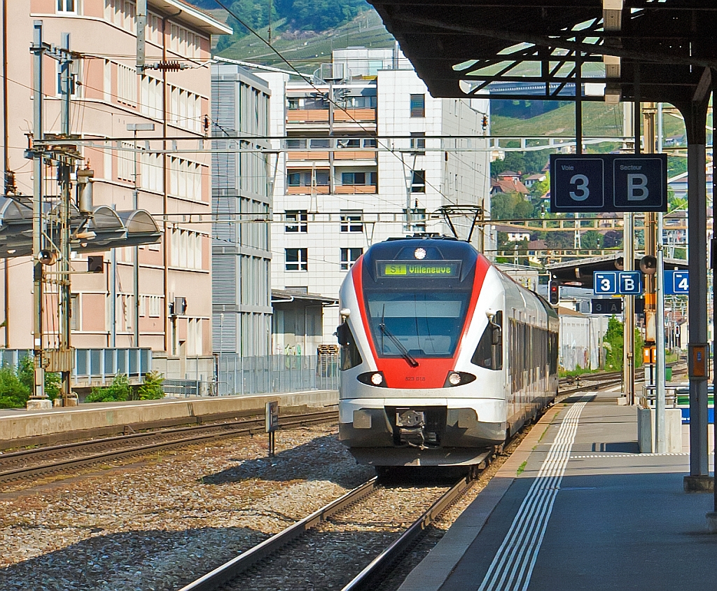 Da kommt die S-Bahn S1 nach Villeneuve, mit ihr wollen wir bis Territet am 26.05.2012 fahren. Der 4-teilige Stadler FLIRT (RABe 523 018) fhrt in dem Bahnhof Vevey ein. 
Mir fllt hier auf das die schweizer FLIRT,s keine wie in Deutschland bliche Scharfenbergkupplung, sondern eine Schwab-Kupplung FK-15-12 (eine relativ neuer Kupplungstyp) haben. 
Gegenber der schnellen Scharfenbergkupplung gilt die Schwab-Kupplung eher als gemtlich arbeitend. Der Kuppelvorgang kann schon ein paar Sekunden dauern. Dafr bietet die Schwabkupplung aber einen grossen Vorteil. Dieser findet sich in der geringen Anflligkeit auf Verschmutzungen. Durch die eingebaute Heizung kann Schnee und Eis nicht haften bleiben. Das heisst, Flugschnee luft einfach ab. Sie ist auch unter Zuglast mit geringem Kraftaufwand entkuppelbar.
