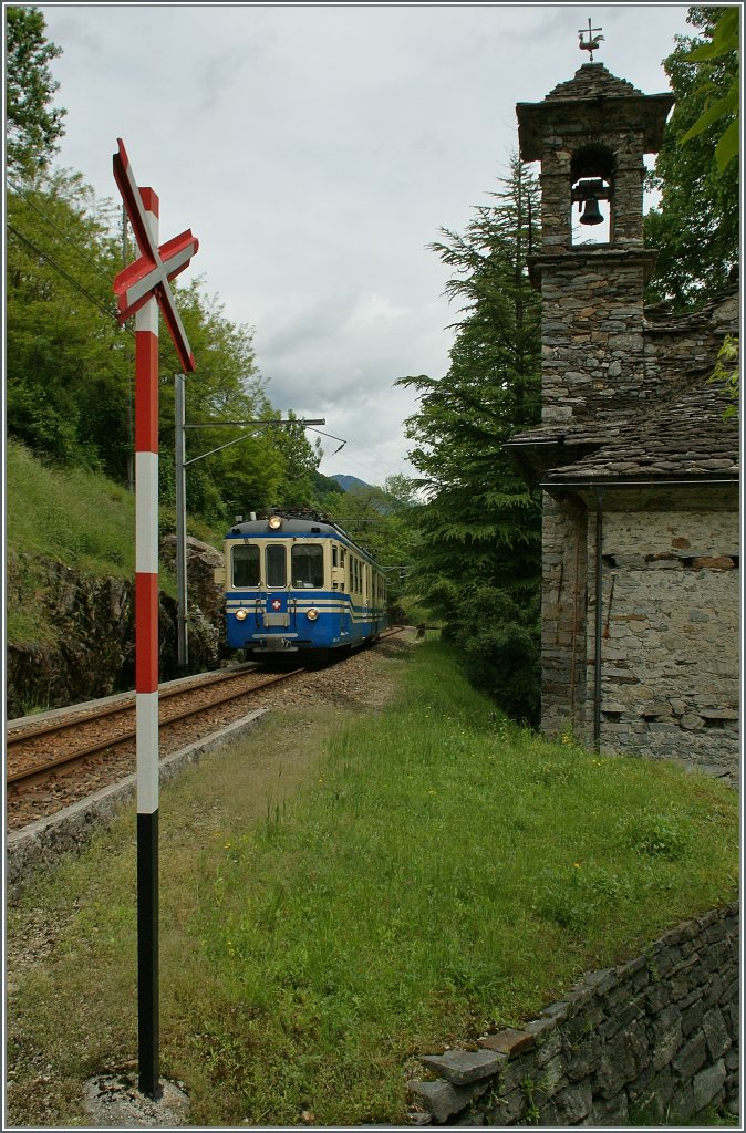 Da man es bei hellertal.starbilder lieber Bunt mag, hier die farbige Version des S/W BB.de Bildes: 
FART ABDe 6/6 N 32 als Regionalzug 316 Locarno - Camedo bei der Kirche von Sassalto kurz vor Verdasio. 22. Mai 2013