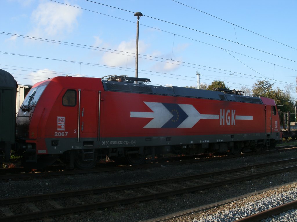 Da die Sonne frontal von Vorne kam,blieb mir,am 07.Oktober 2011,nur die Seitenansicht von HGK 2067 (185 632) die mit dem M�llersaufzug nach Bergen/R�gen zum Abstellen kam.
