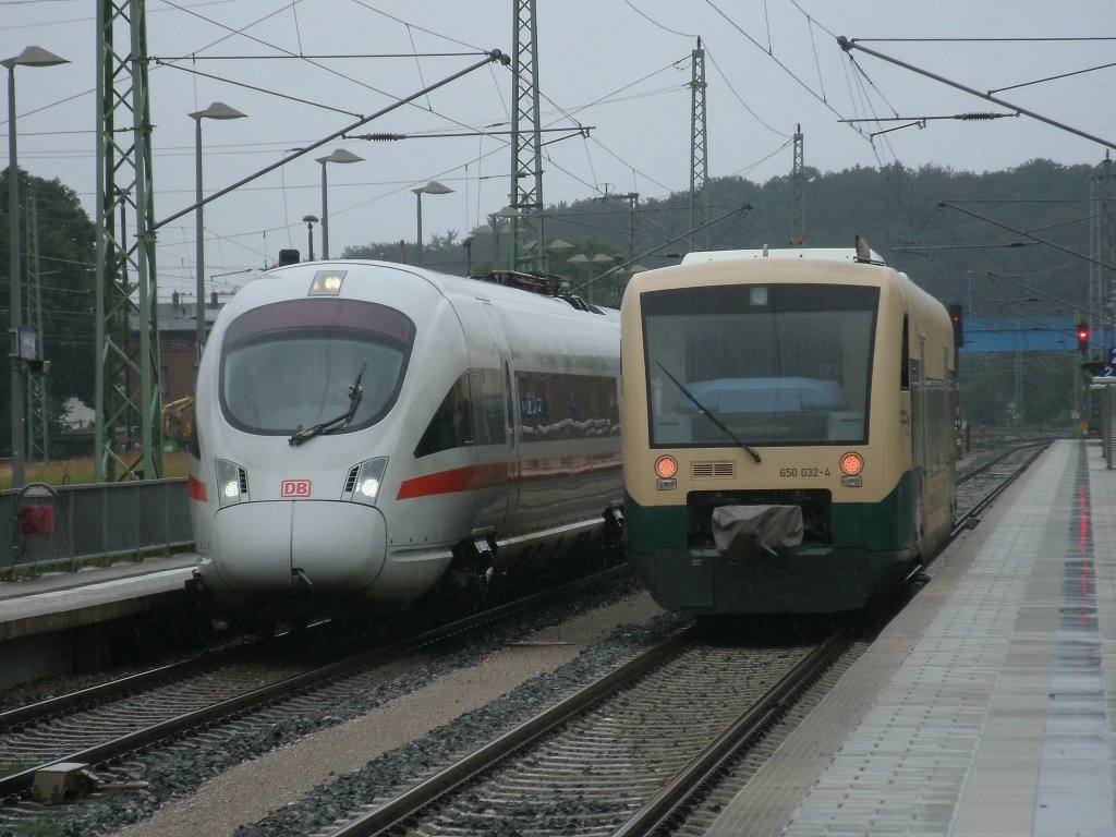 Damit hatte ich,am 30.Juli 2011,auch nicht gerechnet das ich den PRESS VT650 032 und den ICE 411 057 nebeneinander,in Bergen/Rgen,trotz Regenschauer,vor die Linse bekomme. 