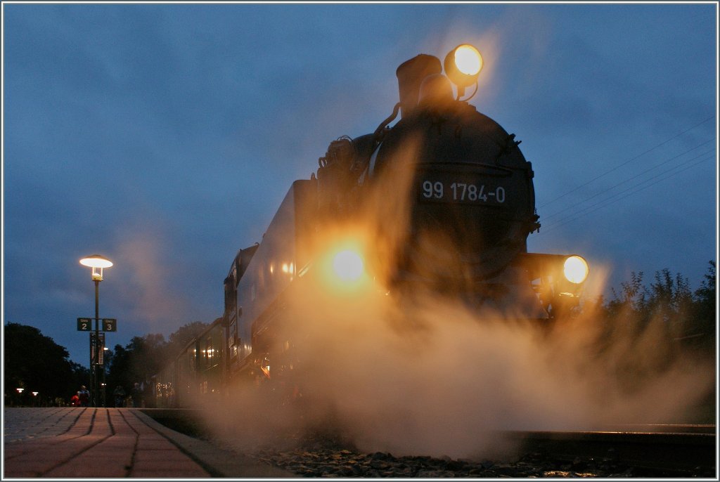 Dampfbahn-Ambiente zur Blauen Stunde: RBB 99 1784-0 in Binz am 20. Sept. 2010.