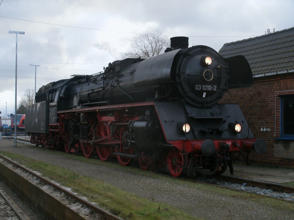 Dank 03 1010 f�hrte mich meine Fototour,am 17.Dezember 2011,wieder einmal nach Rostock.Im dortigen Bh entstand die Aufnahme als die Lok dort Wasser nahm.