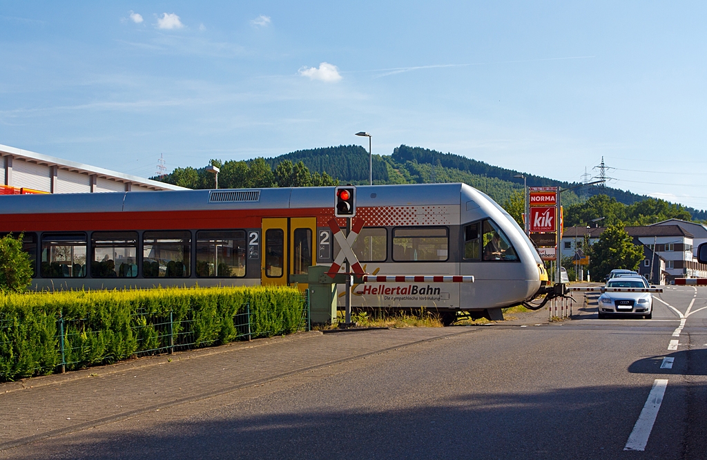 Dank meiner tchtigen Kameraassistentin hatte ich die Kamera schnell zur Hand - Ein Stadler GTW 2/6 der Hellertalbahn fhrt am 22.07.2013 nun vom Haltepunkt Grnebacher-Htte weiter in Richtung der Endstation Betzdorf/Sieg. 