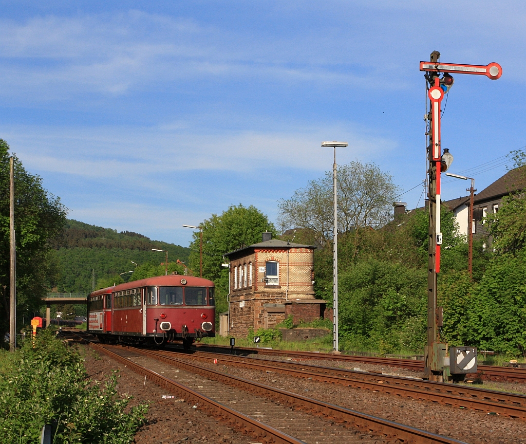 Das 200. Bild zum 150. Geburtstag der Hellertalbahn. Am 12. Januar 1862 fuhr der erste Zug der Cln-Mindener Eisenbahn durch Hellertal und Dilltal (von Kln-Deutz nach Gieen).
Zum Bild:
Schienenbus (VT 98) 798 818-1 (der Pfalzbahn) mit Beiwagen (VB98) 998 880-9 am 08.05.2011 in Herdorf vorm Stellwerk Herdorf Ost. Hier kann er das Gleis wechseln und wieder zum Bahnhof Herdorf auf Gleis 1 fahren. Die Oberhessischen Eisenbahnfreunde fuhren Sonderverkehr fr die Hellertalbahn zwischen Herdorf und Betzdorf/Sieg. 