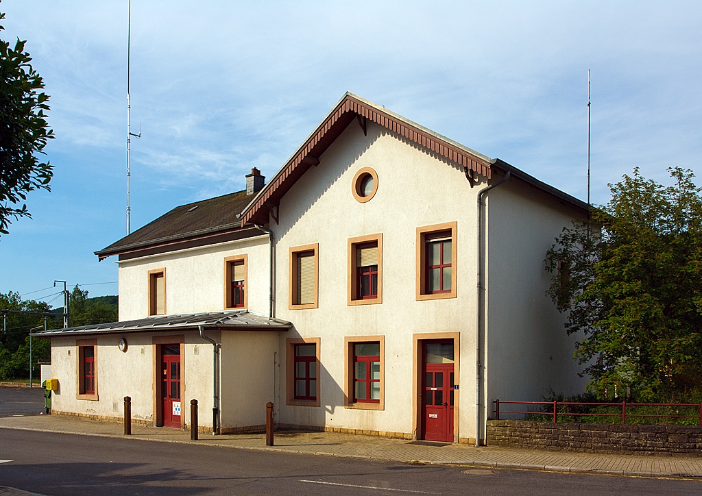 Das Empfangsgebude vom Bahnhof Wilwerwiltz an der Nordstrecke (Linie 10) am 17.06.2013, hier von der Straenseite gesehen.