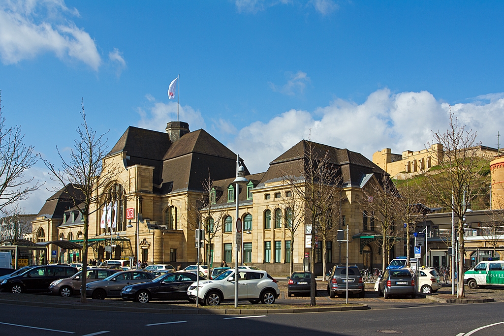 Das Empfangsgebude vom Hauptbahnhof Koblenz am 13. 04.2013.

Oben rechts thront das Fort Grofrst Konstantin im Stadtteil Karthause.

Der Centralbahnhof, wie seine offizielle Bezeichnung damals war, wurde am 1. Mai 1902 feierlich eingeweiht.