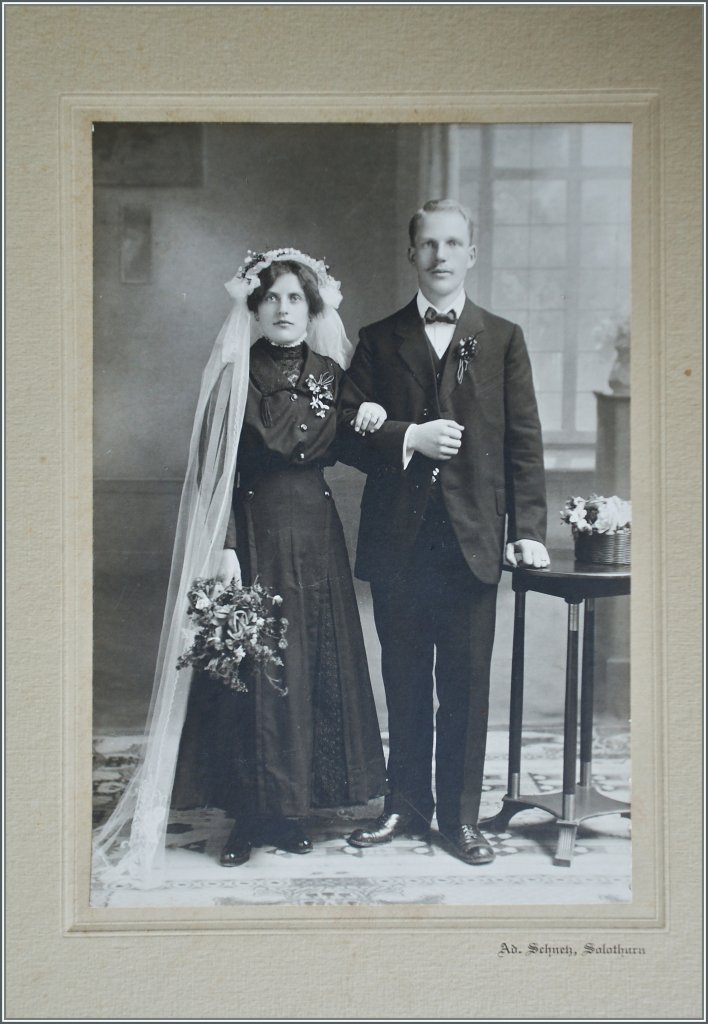 Das Hochzeitsbild meiner Groeltern von 1916. 
Fotografiertes Foto/Fotograf des Basisbildes: siehe Anschrift im Bild unten rechts.
