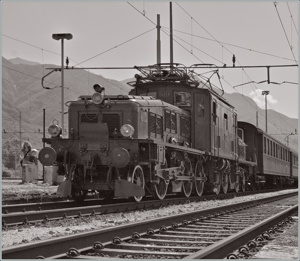 Das Krokodil Ce 6/8 14258 wartet in Domodossola auf die Vorspannlok Ae 4/7. 
20. August 2011
