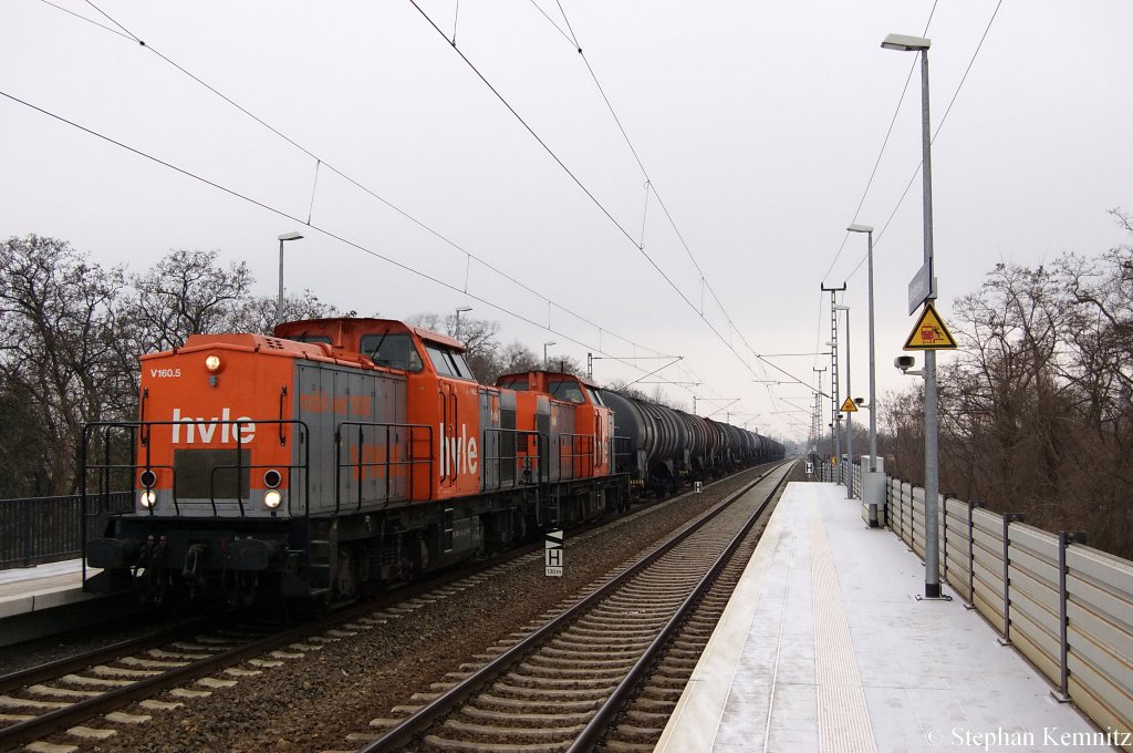 Das V100-Ost hvle-Doppel V160.5 (203 143-3) & V160.2 (203 014-6) mit einem Kesselzug der mit Ethanol oder Ethanol-Lsung befllt ist bei Durchfahrt in Falkenberg(Elster). 19.02.2011