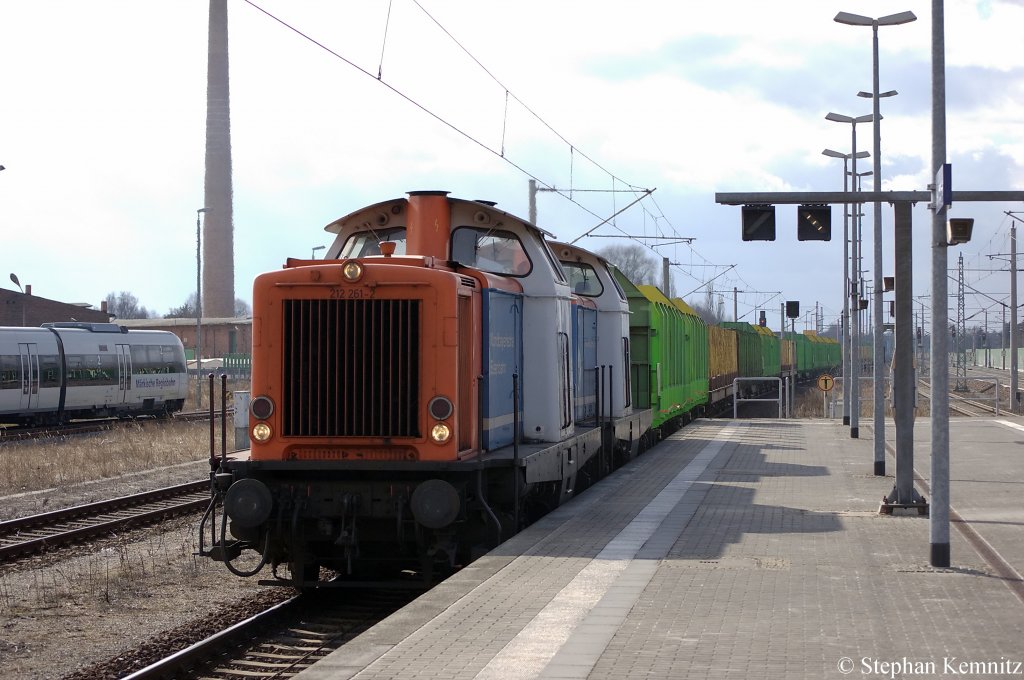 Das V100-West Doppel 212 261-2 & 212 270-3 der NBE (Nordbayerische Eisenbahn) mit einem leeren Holzzug in Rathenow in Richtung Wustermark unterwegs. 11.03.2011