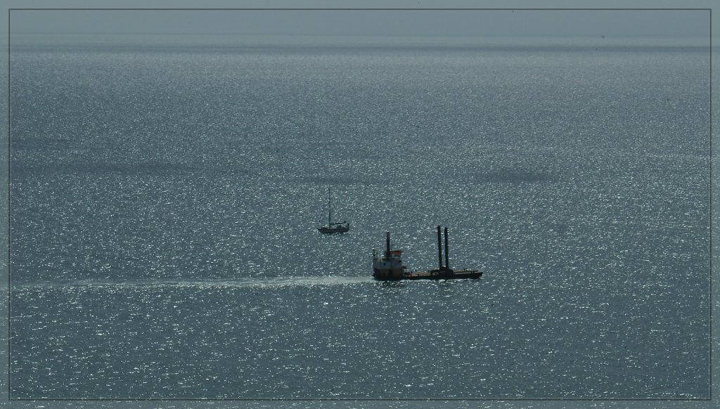 Das weite Meer funkelt im Sonnenlicht...
Bei Swanage (GB), den 16. Mai 2011.