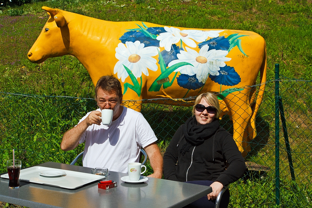 Das Wetter mussten wir heute fr einen Familienausflug nutzen. Armin und Rebecca bei der Kaffepause vor einem  Linsenputzer-Denkmal , am 18.07.2012 am Rasthof Winningen-West  Moselblick . (Margaretha)