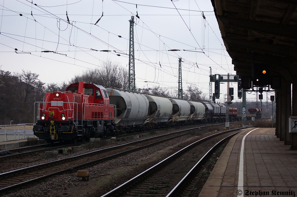 DB-Gravita 261 044-2 mit einem gemischtem G�terzug in Magdeburg-Neustadt Richtung Hauptbahnhof unterwegs. 11.01.2012