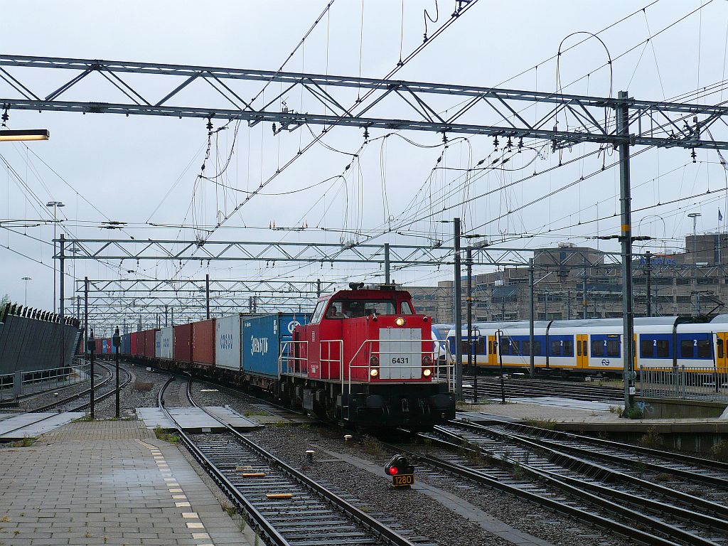 DB Schenker Diesellok 6431  Antonius  Utrecht Centraal Station 18-09-2012.

DB Schenker diesellocomotief 6431 genaamd  Antonius  met goederentrein Utrecht Centraal Station 18-09-2012.