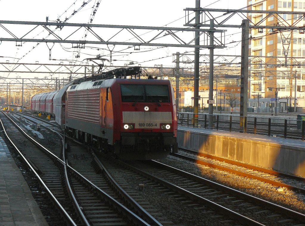 DB Schenker Lok 189 085-4 mmit Guterzug Amsterdam Centraal Station 11-12-2012.

DB Schenker lokomotief 189 085-4 met goederentrein Amsterdam Centraal Station 11-12-2012.

