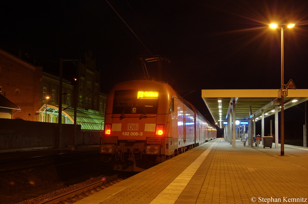 DB-Taurus 182 008-3 mit dem RE2 (RE 37387) von Rathenow nach Cottbus in Rathenow. 06.12.2011