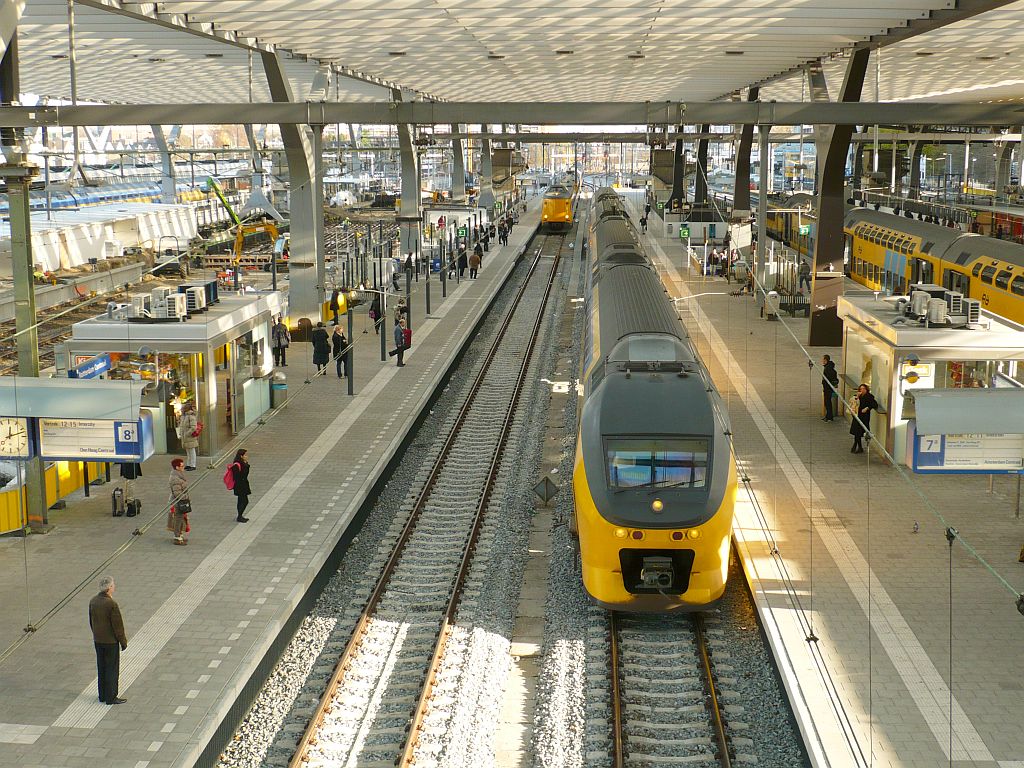 DD-IRM auf Gleis 7 Rotterdam CS 30-11-2011.

DD-IRM op spoor 7 en twee ICM'n als intercity van Venlo naar Den Haag CS binnenkomend op spoor 8 in Rotterdam CS 30-11-2011.