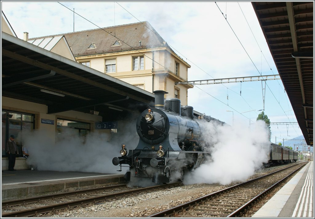 Dei SBB A 3/5 705 dampft und raucht in Neuchatel. 
25.06.2011