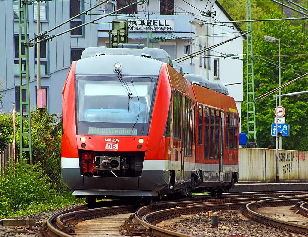 Der Alstom Coradia LINT 41 - Dieseltriebwagen 648 204 / 704 der DreiLnderBahn als RB 95 (Au/Sieg-Siegen-Dillenburg), fhrt am 11.05.2013 von Betzdorf/Sieg weiter in Richtung Siegen.

Der LINT (Leichter Innovativer Nahverkehrstriebwagen) war eine Entwicklung von Linke-Hofmann-Busch (LHB) in Salzgitter. Diese wurde 1994/1995 vom franzsischen GEC-Alsthom-Konzern bernommen, wo der LINT innerhalb der CORADIA-Familie vermarktet wird, wobei sie immer noch in Salzgitter gebaut werden.

brigens die Typenbezeichnung 41 stammt von der gerundeten Lnge von 41 m. 
Technische Daten:
Die Achsfolge ist B' 2' B', das  Eigengewicht betrgt 65,5 t und Lnge ber Kupplung ist 41.810 mm. Die Kraftbertragung erfolgt dieselhydraulisch, angetrieben durch 2 Stck  MTU 6R183TD13H Dieselmotoren  315 kW (428 PS) Leistung, die Hchstgeschwindigkeit betrgt 120 km/h.
