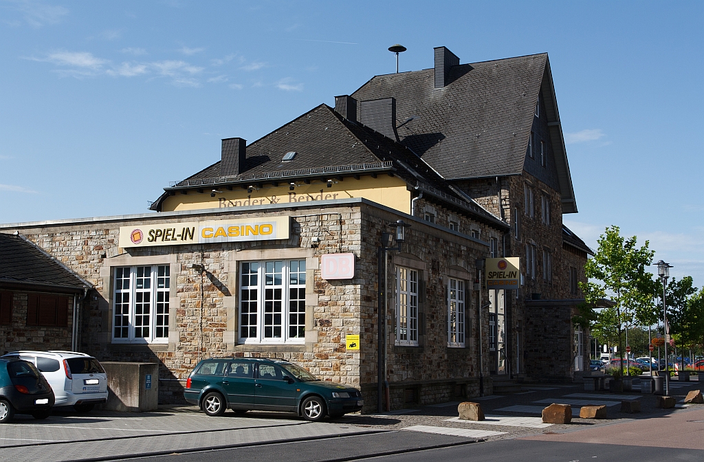 Der Bahnhof Altenkirchen (Westerwald) am 11.08.2011. Das Bahnhofsgebude, ist leider wie viele hier auf den Nebenstrecken, kein DB-Gebude mehr.