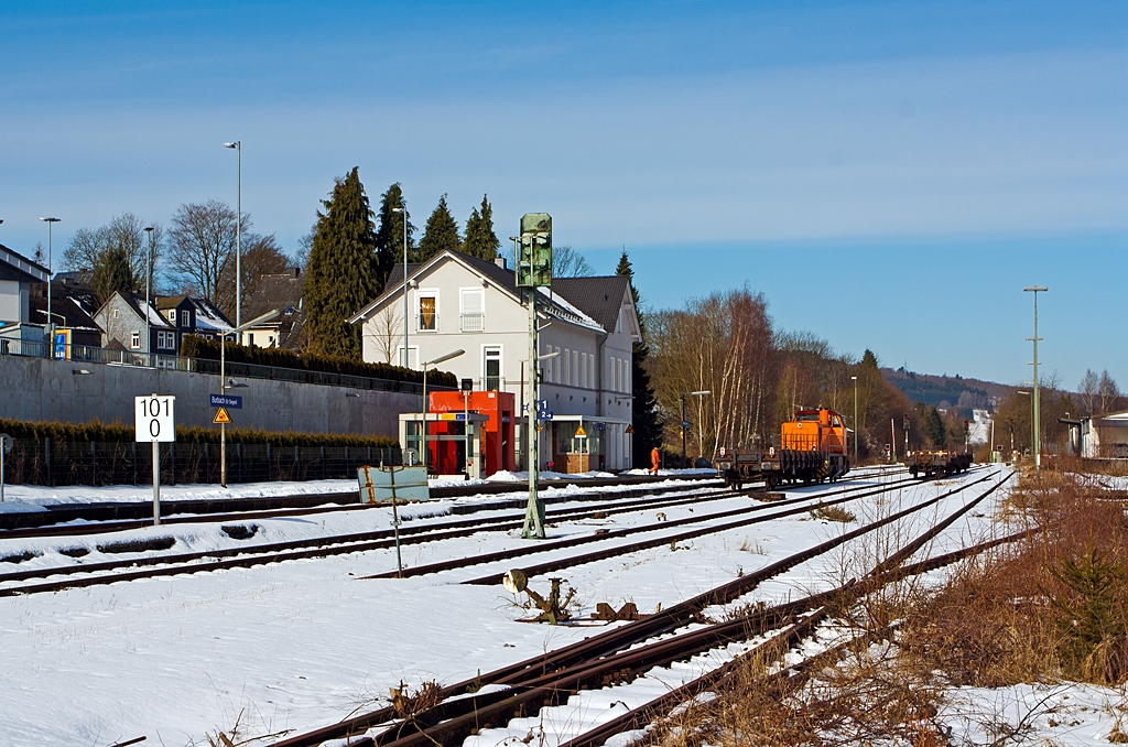 Der Bahnhof Burbach (Kreis Siegen) an der Hellertalbahn (KBS 462) bei km 101,0 am 18.03.2013, an diesem Bf. Ist auch ein Fahrdienstleiter Stellwerk (der Vorbau am Bahnhofsgebude). 

Auf Gleis 2 steht die  Lok 42 (eine MaK 1700 BB) der KSW (Kreisbahn Siegen-Wittgenstein) mir einem leeren Res-Wagen zur Weiterfahrt nach Herdorf bereit.