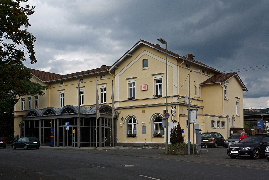 Der Bahnhof Siegen-Weidenau, an der Ruhr-Sieg-Strecke (KBS 440) am 16.08.2011.
Fhrer verkehrten hier auch mal InterRegio´s, seit 2001 ist das leider Geschichte. I
ch kann mich noch gut an die Zeiten erinnern wo es einen IR Kempten/Allgu - Frankfurt/Main - Siegen-Weidenau - Hagen - Norddeich-Mole gab, diesen Zgen waren so voll das die Fahrgste in den Gngen saen. Warum solche Zge fr die Bahn nicht rentabel sind, das wei wer will.