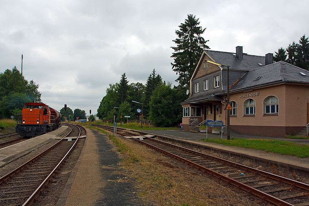 Der Bahnhof Wrgendorf an der KBS 462 (Hellertalbahn) bei km 106,0 am 11.07.2013. Links steht die Lok 41 (eine MaK DE 1002) der Kreisbahn Siegen-Wittgenstein (KSW) mit zwei Gedeckte Schttgutwagen zur bergabefahrt nach Kreuztal via Haiger und Siegen bereit. 
Normalerweise wrde die bergabefahrt erst nach Herdorf gehen, aber zwischen Wrgendorf und Burbach ist das Gleis wegen Gleiserneuerung gesperrt.