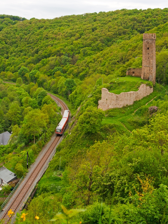 Der Dieseltriebzug 628 305 / 629 305 der DB Regio fhrt am 19.05.2013 als RB 92 (Pellenz-Eifel-Bahn) Andernach – Mayen – Kaisersesch auf der KBS 478 (Eifelquerbahn), hier kurz hinter dem Monreal-Tunnel (185 m), rechts die Ruine der Philippsburg. 
Der Steuerwagen des Triebzuges ist nachtrglich fr solche steigungsreiche Strecken (wie diese) motorisiert worden.
