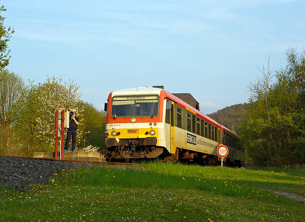 Der Dieseltriebzug 928 677-4 / 628 677-7 Daadetalbahn der Westerwaldbahn (WEBA) steht am 02.05.2013 am Bahnhof Daaden zur Abfahrt nach Betzdorf/Sieg bereit. 

Der Tf melde gerade die Abfahrbereitschaft, hier auf der KBS 463 (Daadetalbahn) gibt es keinen Zugfunk.