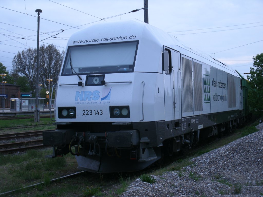 Der Eurorunner 223 143-8 von Nordic Rail Service GmbH stand am 13.Mai 2013,am Abend auf der Ladestra�e von Bergen/R�gen.
