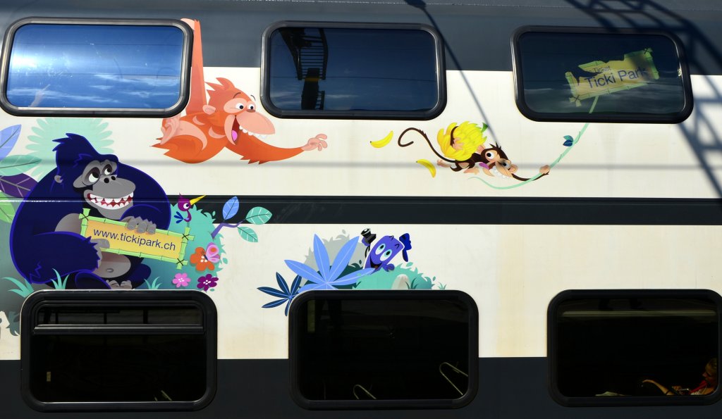  Der Familienwagen – ein Spielplatz auf Rdern.
Im Dino-Wagen gibts ein Dino-Memory, einen Spieltisch und ebenfalls eine tolle Rutschbahn fr Kinder.
Hier das Logo auf einem SBB InterCity Doppelstockwagen, aufgenommen in Spiez am 01.07.2013.

