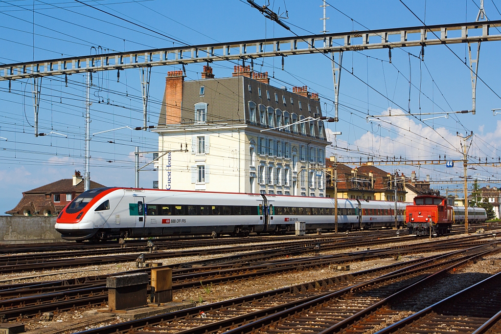 Der ICN (InterCity-Neigezug) SBB RABDe 500 012-0  Jean Rudolf von Salis  verlsst am 29.05.2012 Lausanne in Richtung Neuchtel (Neuenburg).

Diese elektrischen Triebzge haben eine neu entwickelte gleisbogengesteuerte aktive Neigetechnik. Auch die Stromabnehmer haben brigens ihre eigene Neigetechnik, um den Bgel gerade am Fahrdraht zuhalten.
Die ICN wurden zwischen 1999 – 2005 von einem Konsortium bestehend aus: ABB, Schindler Waggon (Adtranz) und Fiat-SIG (heute Konsortium Bombardier Transportation, Alstom Schienenfahrzeuge) gebaut.

Die Triebzge haben die Achsforme (1A)'(A1)'+(1A)'(A1)'+2'2'+2'2'+2'2'++(1A)'(A1)'+(1A)'(A1) (28 Achsen, davon 8 angetrieben), das Eigengewicht betrgt 360 t, die Lnge ber Puffer betrgt 188,8 m. Die Zge haben eine Leistung von 5.200 kW (7.072 PS), verteilt auf 8 Drehstrommotoren, die Hchstgeschwindigkeit betrgt im Plandienst 200 km/h, Technisch zugelassenen 220 km/h.

Davor steht die SBB Ee 934 553-0 (ex Ee 3/3 IV - 16 553).