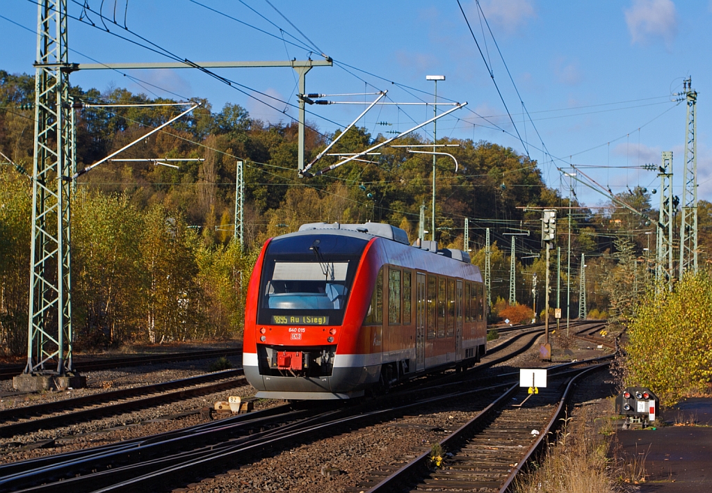 Der LINT 27 - Dieseltriebwagen 640 015 der DreiLnderBahn als RB 95 (Dillenburg-Siegen-Au/Sieg), fhrt am 02.11.2012 von Betzdorf/Sieg weiter in Richtung Au/Sieg.