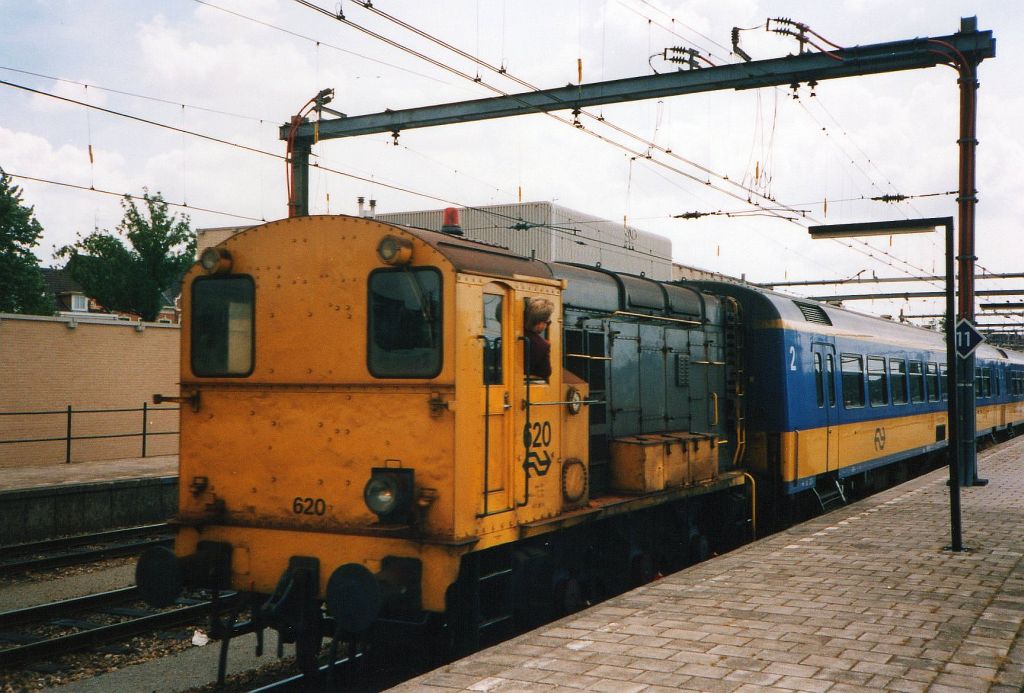 DER Lok 620 rangiert in Venlo. Augustus 1990. Scan und Bild: Hans van der Sluis.

DER loc 620 rangerend in Venlo. Augustus 1990. (Scan van foto)