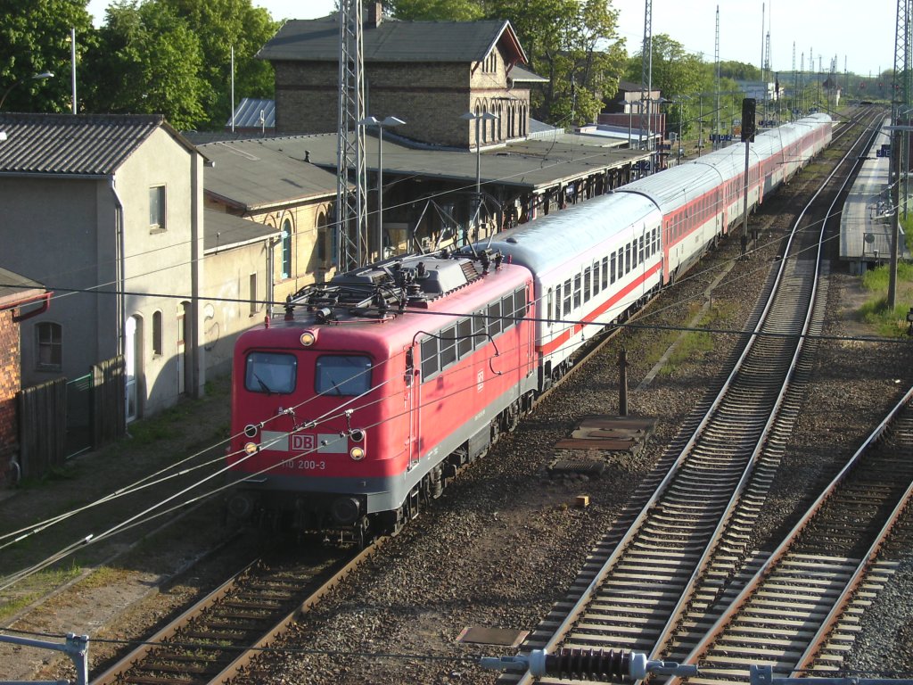 Der n�chste seltene Gast an der K�ste am 29.Mai 2010.Kasten-110 200 mit dem EC 378 Wien-Binz bei der Ausfahrt aus Bergen/R�gen.