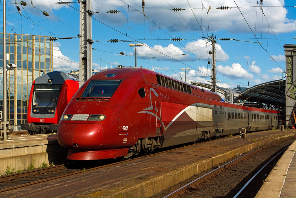 Der PBKA Thalys 4303 (TGV-43030/43039) steht am 07.07.2012 im Hbf Kln, fr die Fahrt nach Paris, bereit. Die Thalys PBKA sind fr den lnderbergreifenden Verkehr mehrsystemfhig. Bei 25 kV, 50 Hz Wechselstrom haben sie eine Dauerleistung von 8800 kW,  im deutschen Netz mit 15 kV, 16,7 Hz Wechselstrom haben sie Leistung von 4460 kW. Es gibt 17 Triebzge, davon befinden sich 7 im Eigentum der SNCB (wie auch dieser), 6 der SNCF, je 2 der NS und der DB. Bei der Deutschen Bahn werden die Thalys-PBKA-Triebzge, als „Baureihe 409“ bezeichnet.