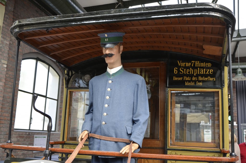 Der Pferdewagenfhrer stand auf einer Plattform im Freien. In dem Fahrzeug gab es 
12 Sitzpltze und 13 Stehpltze. Spurweite war seinerzeit schon 1435mm. (02.04.13)
