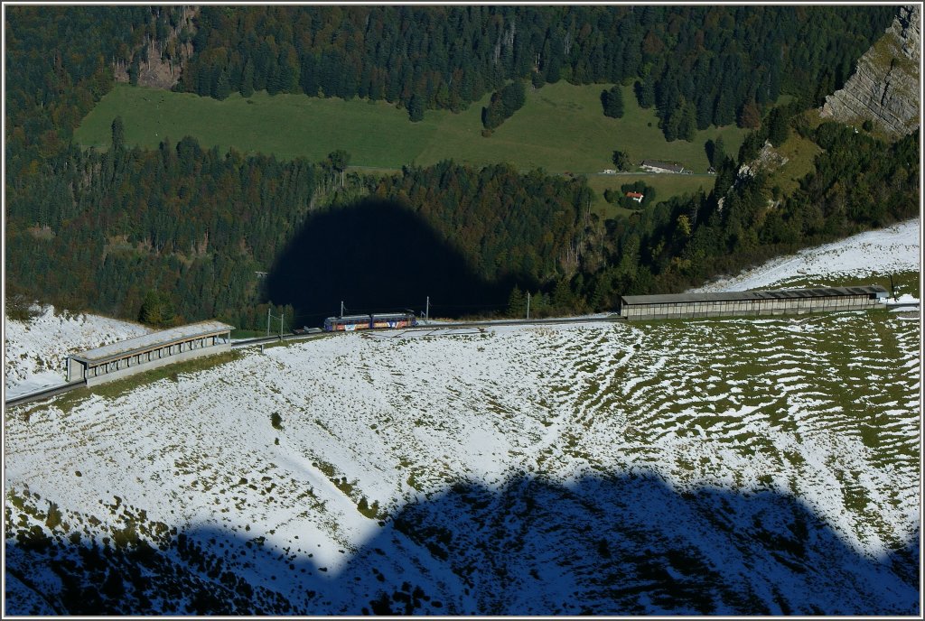 Der R 3359 braucht nur noch wenige Minuten bis er am Rochers-de-Naye ankommt.
(12.10.2011)